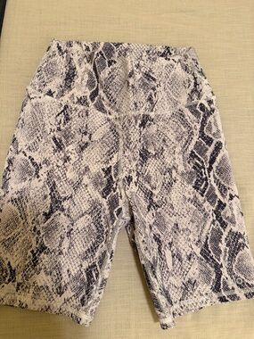 ALO-Snake Print High-Waist Biker Shorts 7”